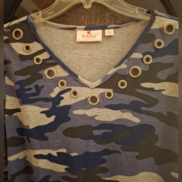 Quacker Factory Blue CAMO Jeweled Neck Women's Med T-Shirt EXCEL - Picture 3 of 12